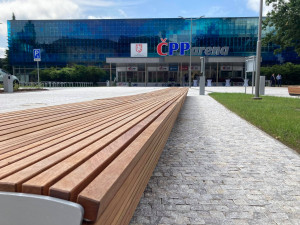 Nově zrekonstruovaný prostor před zimním stadionem v Hradci Králové