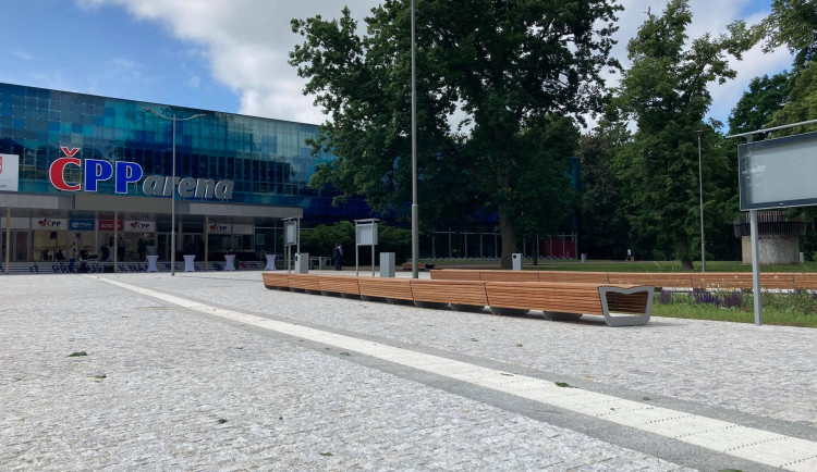 Nově zrekonstruovaný prostor před zimním stadionem v Hradci Králové