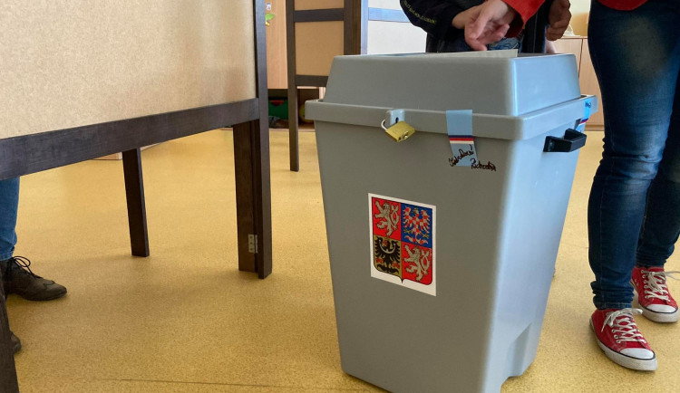 VOLBY 2021: Volební místnosti v ZŠ SNP v Hradci Králové