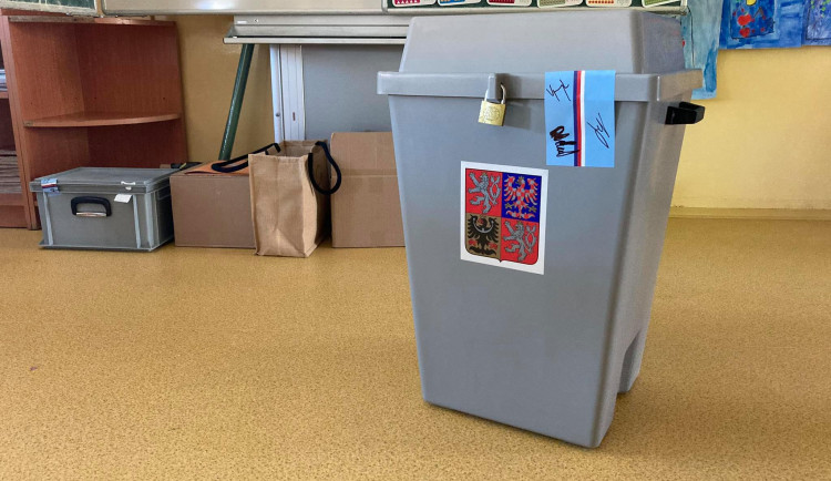 VOLBY 2021: Volební místnosti v ZŠ SNP v Hradci Králové