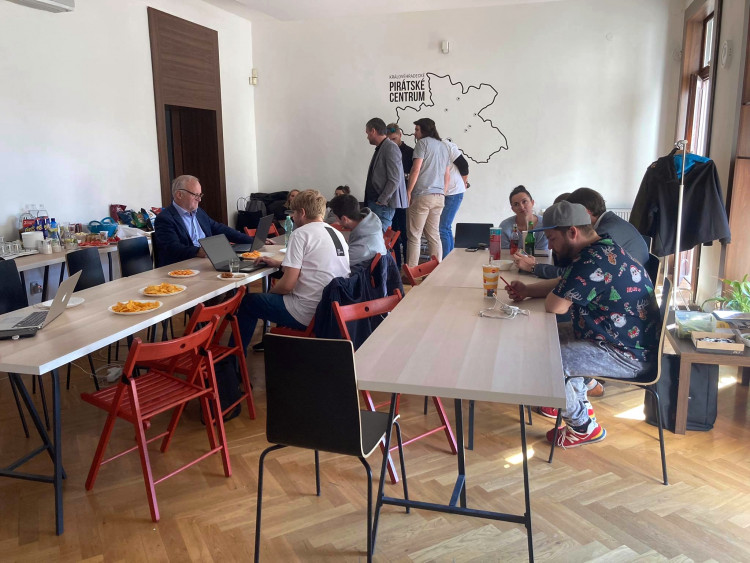 GALERIE: Volební štáb koalice PirSTAN v Hradci Králové
