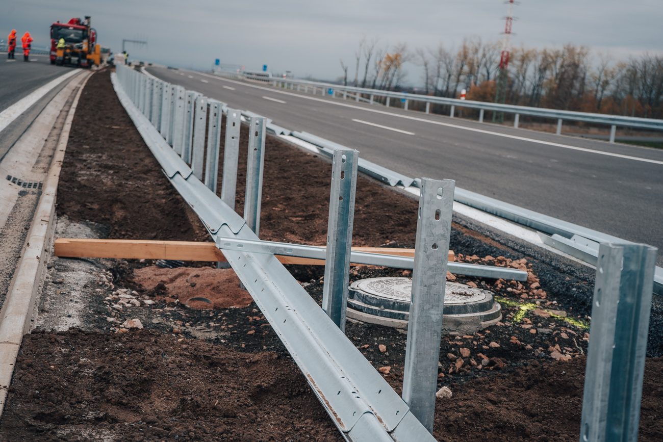 Rozestavěná mimoúrovňová křižovatka dálnice D11 u Hradce Králové | foto: Milan Mařas 
