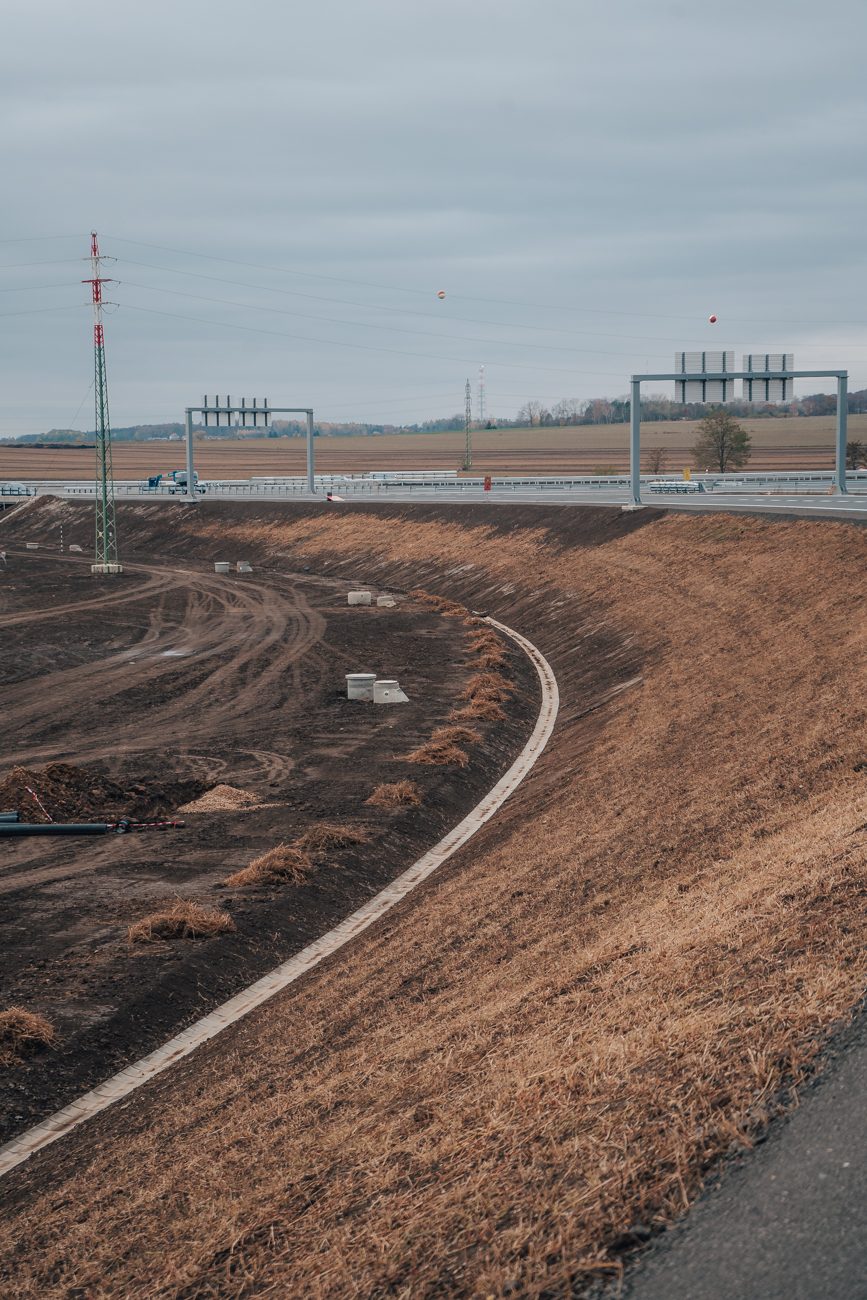Rozestavěná mimoúrovňová křižovatka dálnice D11 u Hradce Králové | foto: Milan Mařas 