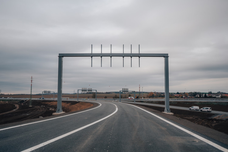 Rozestavěná mimoúrovňová křižovatka dálnice D11 u Hradce Králové | foto: Milan Mařas 