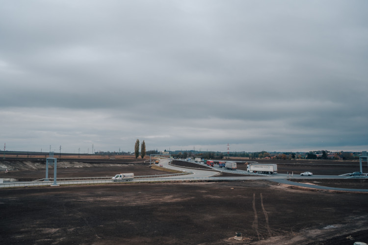 Rozestavěná mimoúrovňová křižovatka dálnice D11 u Hradce Králové | foto: Milan Mařas 