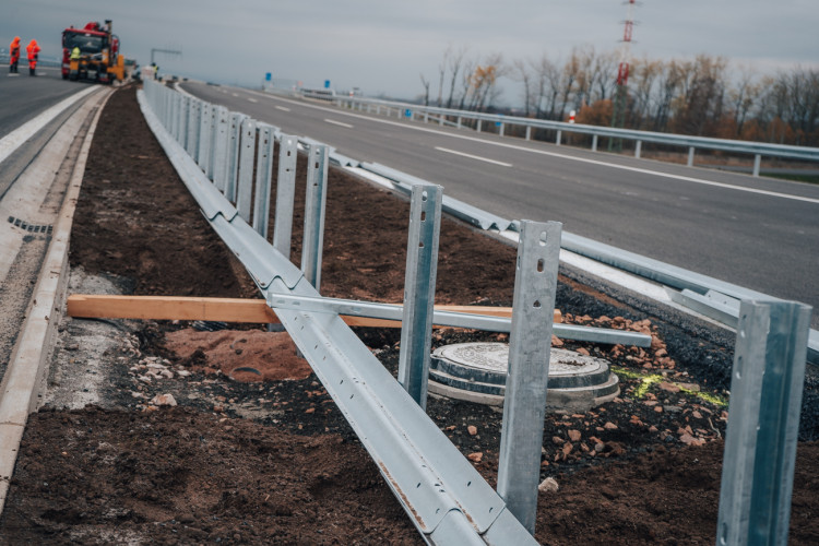 Rozestavěná mimoúrovňová křižovatka dálnice D11 u Hradce Králové | foto: Milan Mařas 