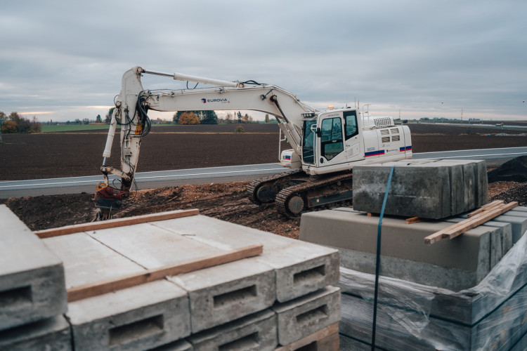 Rozestavěná mimoúrovňová křižovatka dálnice D11 u Hradce Králové | foto: Milan Mařas 