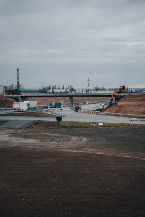 Rozestavěná mimoúrovňová křižovatka dálnice D11 u Hradce Králové | foto: Milan Mařas 