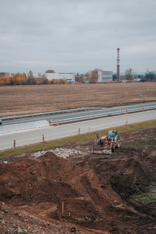 Rozestavěná mimoúrovňová křižovatka dálnice D11 u Hradce Králové | foto: Milan Mařas 