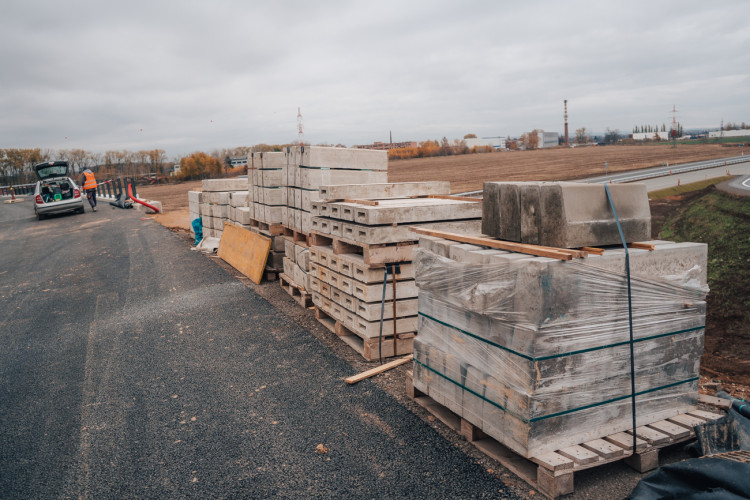 Rozestavěná mimoúrovňová křižovatka dálnice D11 u Hradce Králové | foto: Milan Mařas 