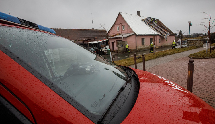 GALERIE: Kvůli silnému větru museli hasiči na střechy i do vody