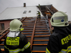 Kvůli silnému větru museli hasiči na střechy i do vody