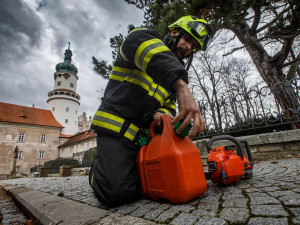 Kvůli silnému větru museli hasiči na střechy i do vody