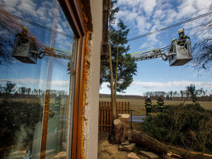 Kvůli silnému větru museli hasiči na střechy i do vody