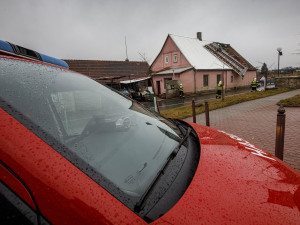 Kvůli silnému větru museli hasiči na střechy i do vody