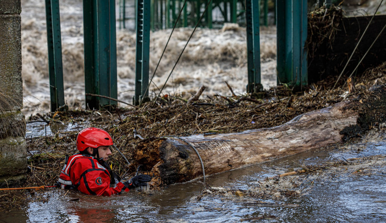 Kvůli silnému větru museli hasiči na střechy i do vody