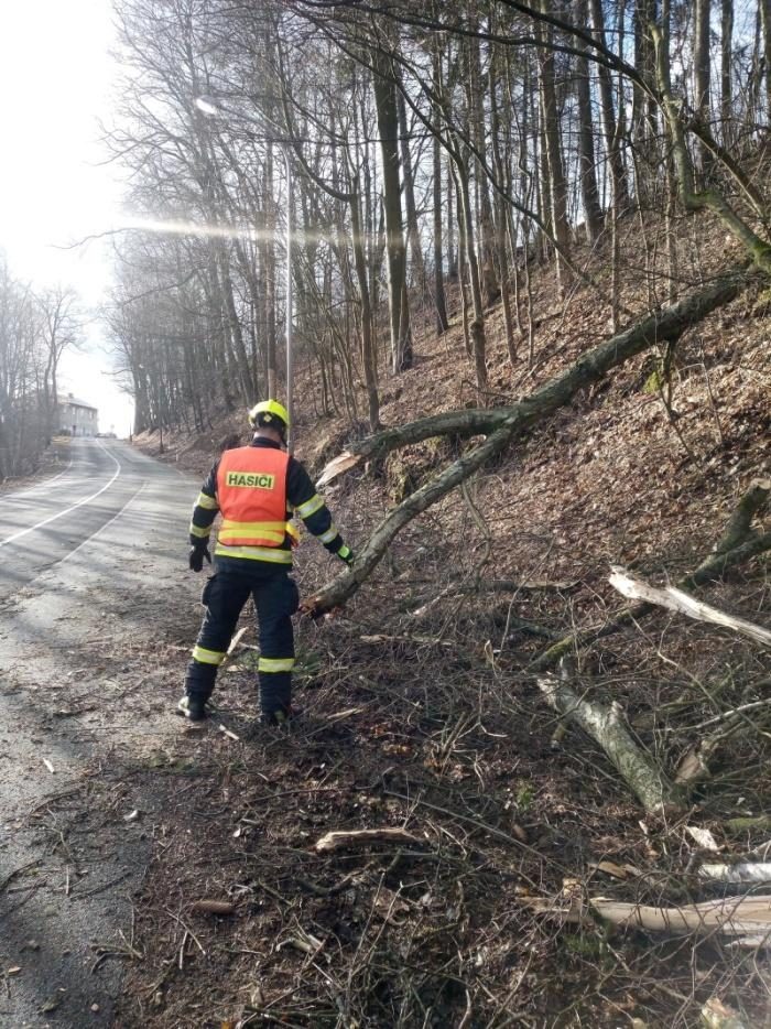 Následky silného větru hasiči řešili i o víkendu