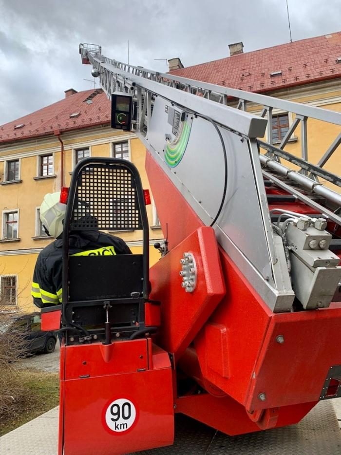 Následky silného větru hasiči řešili i o víkendu