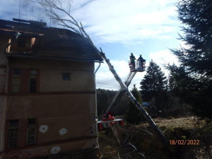 Následky silného větru hasiči řešili i o víkendu