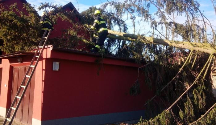 Následky silného větru hasiči řešili i o víkendu