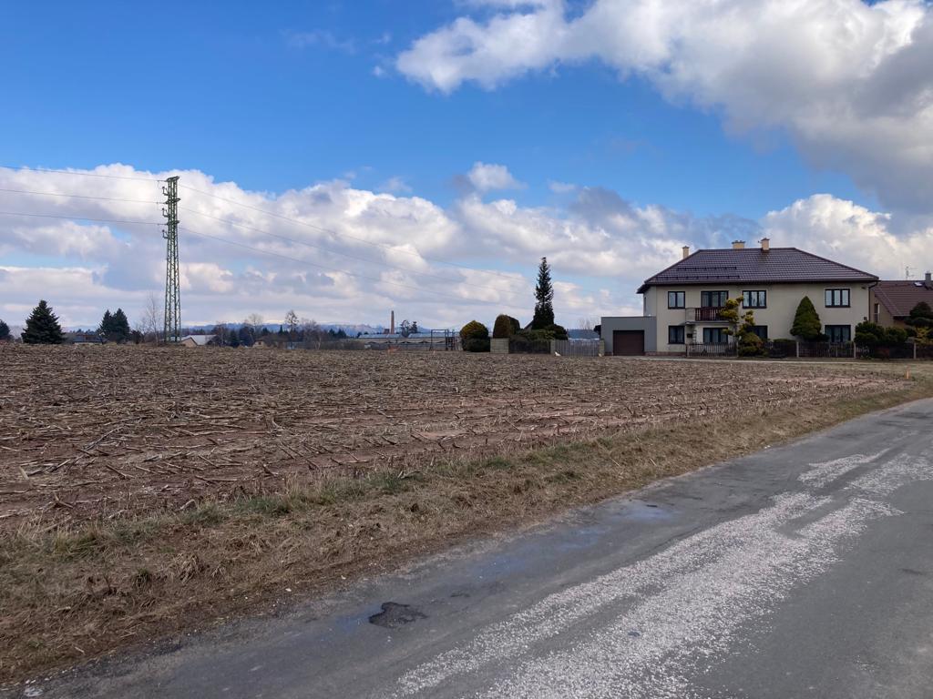 V Heřmanicích nová silnice těsně vyhne rodinnému domu.