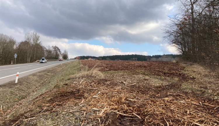 Místo začínajícího obchvatu ve směru od Jičína před Kumburským Újezdem. 
