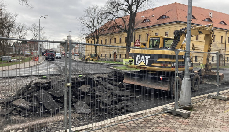 GALERIE: Rekonstrukce křižovatky Fortna v Hradci Králové