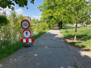 Stavba lávky přes Labe v Hradci Králové