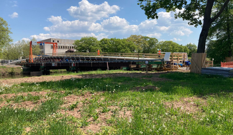 Stavba lávky přes Labe v Hradci Králové