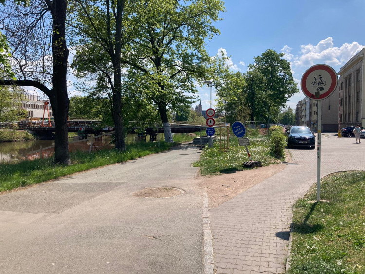 Stavba lávky přes Labe v Hradci Králové