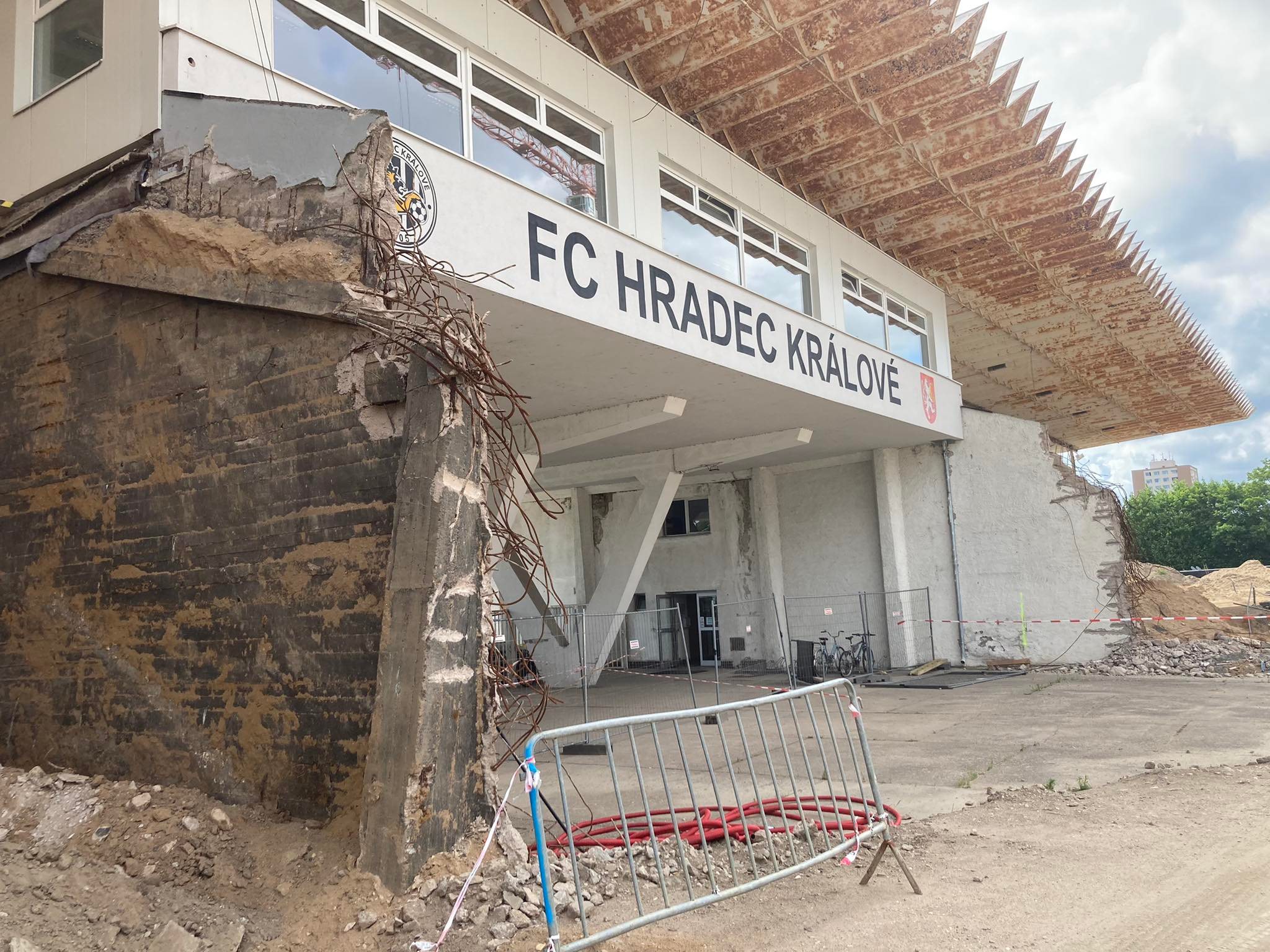 Rozestavěný fotbalový stadion v Hradci Králové