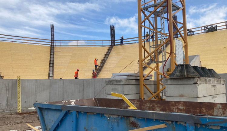 Rozestavěný fotbalový stadion v Hradci Králové