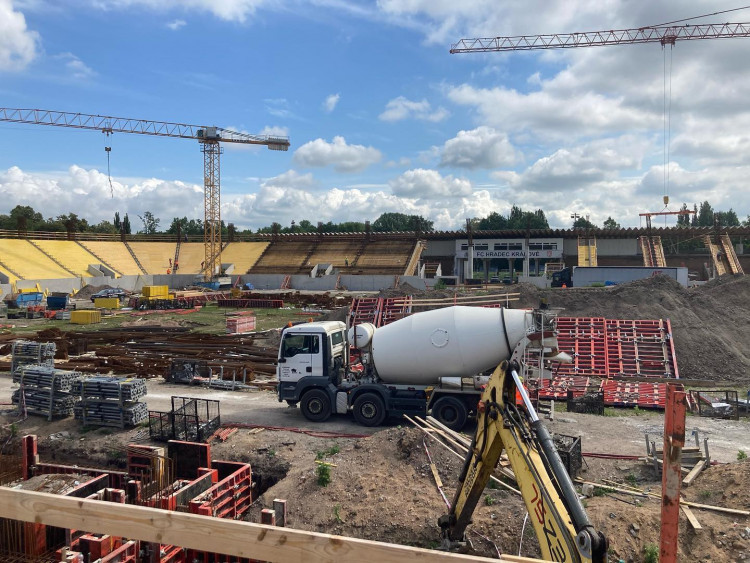 Rozestavěný fotbalový stadion v Hradci Králové