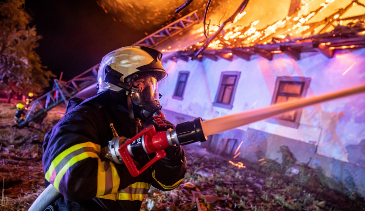 GALERIE: Požár pily v Rokytnici v Orlických horách