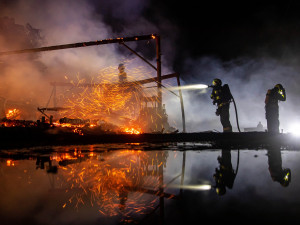 GALERIE: Požár pily v Rokytnici v Orlických horách