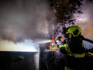 GALERIE: Požár pily v Rokytnici v Orlických horách