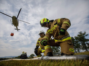 Požár ve špatně přístupném terénu na Broumovsku