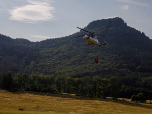 Požár ve špatně přístupném terénu na Broumovsku