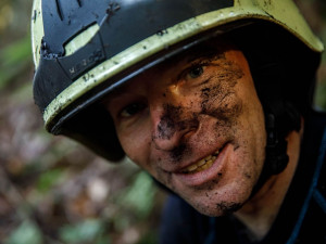 Požár ve špatně přístupném terénu na Broumovsku