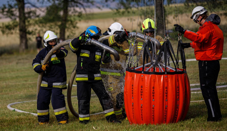 Požár ve špatně přístupném terénu na Broumovsku