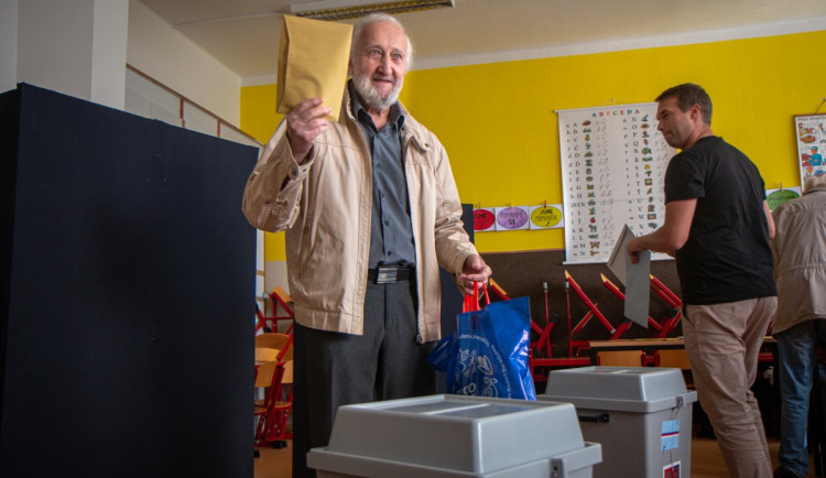 OBRAZEM: První volební den 2022