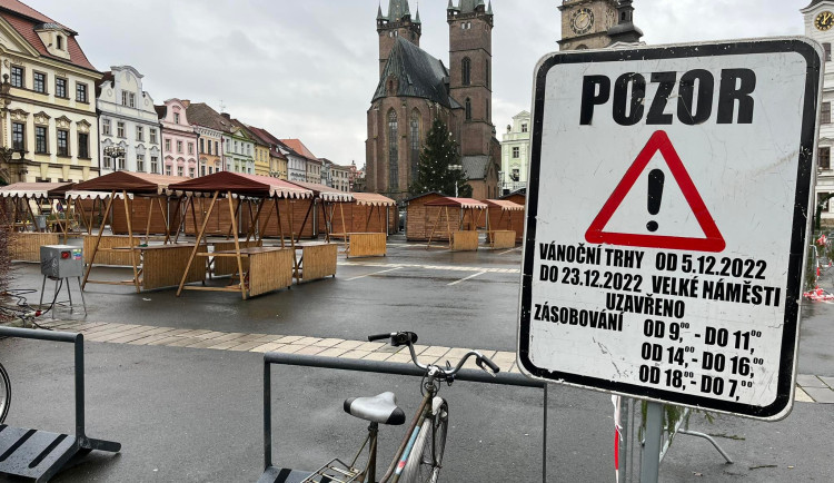 GALERIE: Příprava vánočních trhů v Hradci Králové