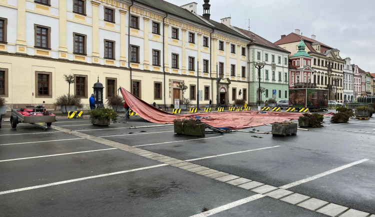 GALERIE: Příprava vánočních trhů v Hradci Králové