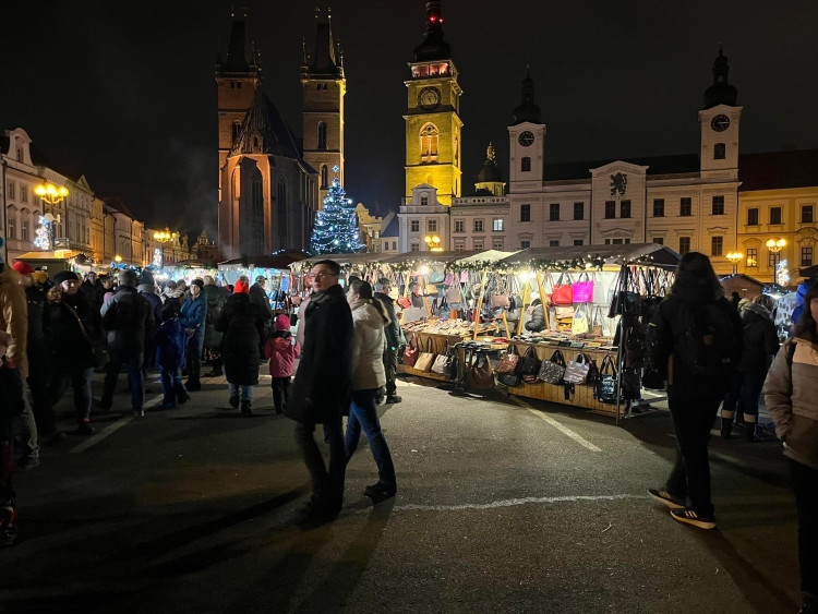 GALERIE: První víkend na vánočních trzích v Hradci Králové