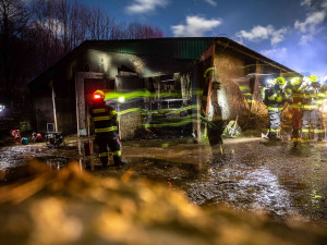 GALERIE: Na Trutnovsku zachvátil požár stáje. Uhynulo asi 150 krav