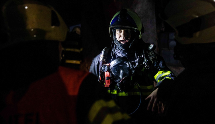 GALERIE: Na Trutnovsku zachvátil požár stáje. Uhynulo asi 150 krav