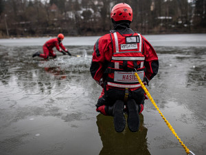 GALERIE: Jak vypadá záchrana člověka, pod kterým se propadne led?
