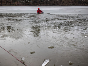 GALERIE: Jak vypadá záchrana člověka, pod kterým se propadne led?