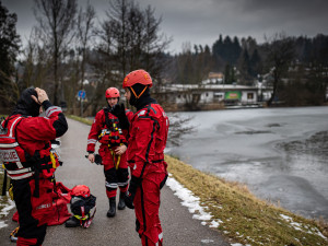 GALERIE: Jak vypadá záchrana člověka, pod kterým se propadne led?