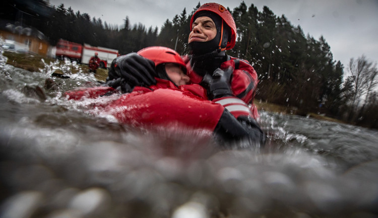 GALERIE: Jak vypadá záchrana člověka, pod kterým se propadne led?